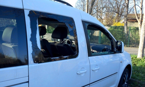 Autoscheiben zerstört. Fotos: Tine Mensing