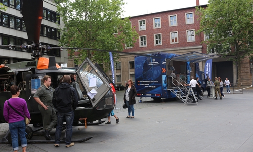 Auf dem Platz der Deutschen Einheit kann man sich am Mittwoch und Donnerstag über eine Karriere in Uniform informieren. Foto: Robert Braumann