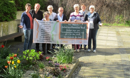 Die Mitglieder des Diakonieausschusses der Kirchengemeinde St. Thomas: Christa Duesberg, Karin Meyer, Elisabeth Berndt (Vorsitzende), Dietmar Schmidt-Pultke, Angelika von Selasinsky, Harald Dube, Adelheid Berger, Dorothee Brüder (von links nach rechts) Foto: Riekeberg