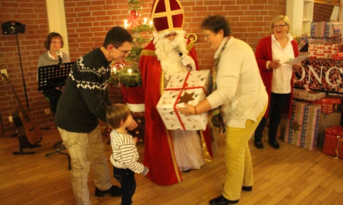 Die vierjährige Lisa-Marie nimmt mit Hilfe ihres Papas ein großes Paket vom Weihnachtsmann und seinen Helferinnen entgegen. Fotos: Alexander Dontscheff