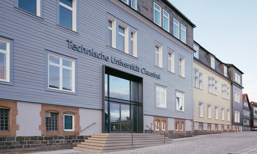 Der historische Eingang der TU Clausthal. Foto: Technischen Universität Clausthal/Christian Kreutzmann