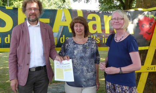 Andreas Riekeberg (A2K), Heike Wiegel (AufpASSEn e.V.) und Eleonore Bischoff (WAAG) präsentieren die Grundsatzforderungen des Asse II-Koordinationskreises. Foto: Jürgen Wiegel