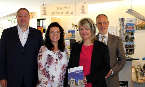 Von links: Bürgermeister Wittich Schobert, stellvertretende Fachbereichsleiterin Claudia Voß, Teamleiterin des Bürgerbüros Kerstin Körner und Erster Stadtrat Henning Konrad Otto. Foto: Stadt Helmstedt
