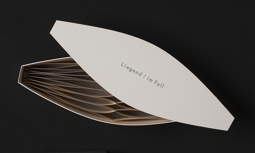  Das Werk “Liegend / im Fall“ von Hyewon Jang, Text: Uwe Warnke, ist bereits Teil der Wolfenbütteler Künstlerbuchsammlung. Es wurde zuletzt 2017 in der Ausstellung „Neue Seiten“ präsentiert.

 