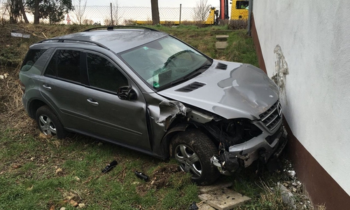 Das Auto ist von der Straße abgekommen und mit voller Wucht gegen die Hauswand gekracht. Fotos: Alexander Dontscheff
