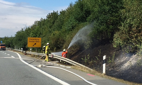 An der B6 brennt derzeit ein großer Bereich der Böschung. Foto: Feuerwehr Bad Harzburg