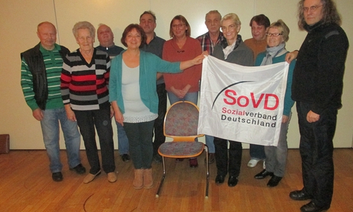 Der Stuhl für den SoVD Vorsitzenden  in Dettum ist leer,  Ortsfrauensprecherin Petra Scharge und Burghart Büssing  halten die Vereinsfahne. Dahinter helfen  mit Schatzmeisterin Christine Wagenführ (links), Erika Giezel und  weitere Funktionsträger. Foto: privat