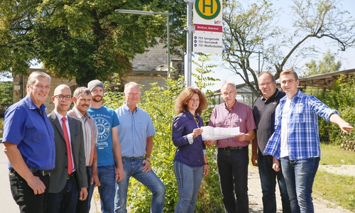 Bushaltestelle Bahnhof Börßum von links: Oliver Ganzauer, Kai Nahser, Hans-Günter Bitter, Mike Schrader, Torsten Lohmann, Susanne Fahlbusch, Dietmar Wessel, Matthias Reiner und Jan-Phillipp Preißner. Foto: Fahlbusch