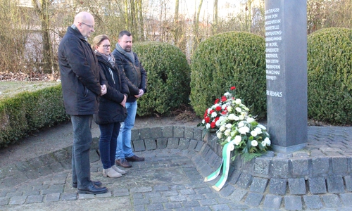 Bürgermeister Viereck und der Ortsrat Mitte-West gedachten der Opfer des Holocaust. Foto: Bernd Dukiewitz