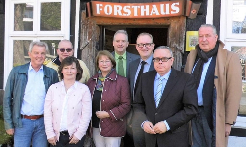 CDU-Sozialpolitik stand auf der Tagesordnung. Beteiligt waren (v. l.) Günter Eichenlaub, Thomas Hornig, Heike Kanter, Elke Großer, Frank Oesterhelweg, Volker Meyer (CDU-Landtagsfraktion), Andreas Meißler und Andreas Glier. Foto: CDU.