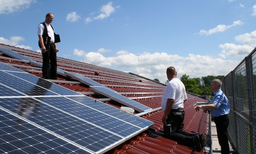 Errichtung einer PV Anlage auf dem eigenen Dach: Fabian Hanker (rechts)  mit Handwerkern aus der Region. Foto: Stadtwerke Wolfenbüttel GmbH