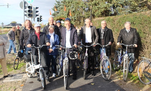 Gemeinsam mit vielen Vertretern aus Politik und Gesellschaft eröffneten Oberbürgermeister Klaus Mohrs, Stadtbaurat Kai-Uwe Hirschheide und der Leiter der Landesbehörde für Straßenbau Wolfenbüttel, Bernd Mühlnickel, den neuen Rad- und Gehweg. Fotos und Video: Alexander Dontscheff