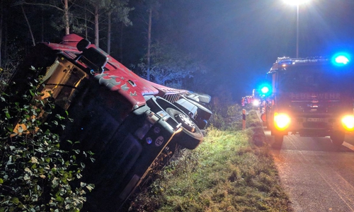 Die Fahrt dieses LKW endete im Graben. Fotos: Feuerwehr Helmstedt