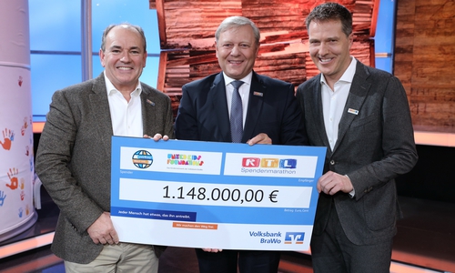 Bilduntertitel: Jürgen Brinkmann (Mitte), Vorstandsvorsitzender der Volksbank BraWo, übergibt den Spendenscheck an Wolfram Kons (links), Leiter RTL Charity und Moderator des RTL-Spendenmarathons, und an Bernd Reichart (rechts), CEO der Mediengruppe RTL Deutschland und Vorstandsvorsitzender der "Stiftung RTL – Wir helfen Kindern e. V." Foto: Frank Hempel,