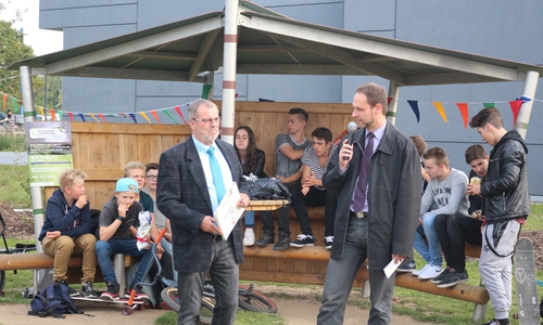 Hartmut Kroll und Thorsten Warnecke (von links) übergaben den Platz seiner Bestimmung.