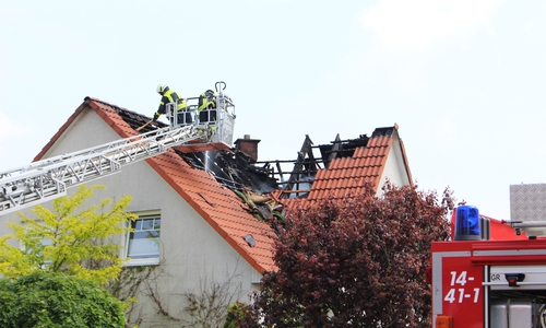 Der Dachstuhl des Hauses ist schwer beschädigt. Foto: Christoph Böttcher