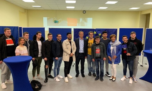 Oberbürgermeister Klaus Mohrs mit Schülerinnen und Schülern der BBS 2. Foto: Stadt Wolfsburg

