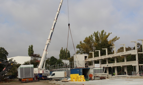 Auf dem Schützenplatz sind die ersten Module angekommen. Foto: Kai Baltzer
