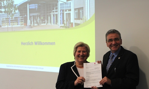 Niedersachsens Gesundheitsministerin Cornelia Rundt überreichte dem Aufsichtsratsvorsitzenden des Kilinikums, Bürgermeister Thomas Pink, den Förderbescheid. Foto: Alexander Dontscheff