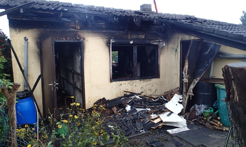 Die Feuerwehren Helmstedt und Emmerstedt waren heute früh im Gartenverein am Pastorenweg im Einsatz. Foto Alexander Weis