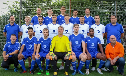 Marc Angerstein (rechts im Bild) übergab die Trikot-Spende an die 1. Herren des SV Fümmelse. Foto: Werner Heise