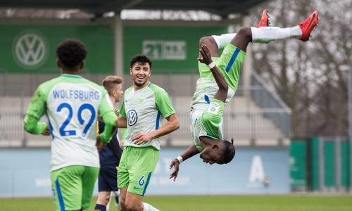 Den Klose-Salto hat er auch im Repertoire: Richmaond Tachi zerlegte RBL U19 im Alleingang. Fotos: Jan F. Helbig/PresseBlen.de