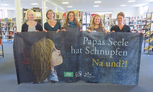 Claudia Gliemann (Mitte) stellte ihr Buch in der Stadtbücherei vor. Mit dabei: Die Mitarbeiterinnen des Patenprojekts für Kinder psychisch kranker Eltern (v.l.): Sabine Bothe, Anja Pierschel, Nadja Stötefalke und Annette Scheffer. Foto: Landkreis 