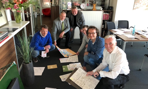 Steffen Maschke, Frank Oesterhelweg, Dr. Georg Ruppelt, Christine Gerlach, Tobias Wagner und Wilhelm Schmidt (von links) beim Begutachten einiger Beiträge.   Foto: Philipp Cantauw