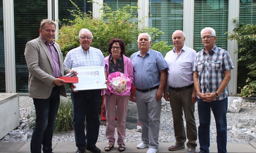 Herbert Jentsch wurde für seine langjähriges Engagement geehrt. Matthias Disterheft (Geschäftsführung IG Metall Wolfsburg), Herbert Jentsch, seine Frau Rita, Alfred Pozar, Werner Türk, Klaus Störmer. Foto: IG Metall