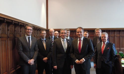 Trafen sich zu gemeinsamen Gesprächen (v. l.): Braunschweigs Wirtschaftsdezernent Gerold Leppa, Wolfenbüttels Erster Stadtrat Knut Foraita, Braunschweigs Erster Stadtrat Christian Geiger, Braunschweigs Fachbereichsleiter Kultur Dr. Stefan Malorny, Wolfenbüttels Bürgermeister Thomas Pink, Wolfenbüttels Stadtrat Thorsten Drahn, Braunschweigs Oberbürgermeister Ulrich Markurth, Wolfenbüttels Stadtbaurat Ivica Lukanic, Braunschweigs Baudezernent Heinz-Georg Leuer und Braunschweigs Ordnungsdezernent Claus Ruppert. Foto: Stadt Braunschweig