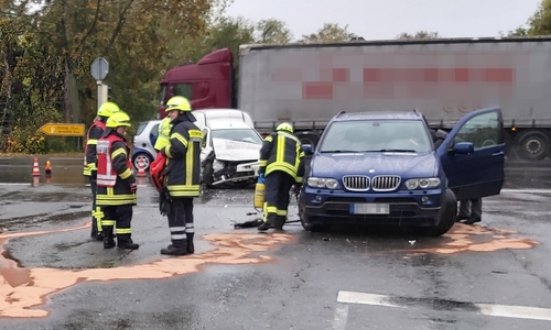 Die Feuerwehr musste schnell handeln, da Flüssigkeiten des Unfallfahrzeugs in die Kanalisation zu laufen drohten. Foto: Feuerwehr Othfresen