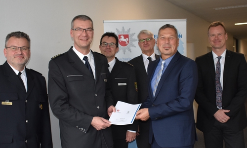 Polizeivizepräsident Polizeidirektion (PD) Braunschweig Roger Fladung, Direktor der Polizeiinspektion (PI) Magdeburg Tom-Oliver Langhans, Leiter des Führungsstabes der PI Magdeburg Frank Bendzka, Leiter Zentraler Kriminaldienst Magdeburg Frank Held, Polizeipräsident Michael Pientka, Leiter Kriminalitätsbekämpfung PD Braunschweig Oliver Grotha (v. li.). Foto: Polizei