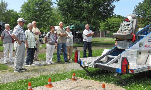 Die Delegation aus Helmstedt lässt sich über den Einsatz des Gurtschlittenanhängers informieren, den die Kreisverkehrswacht Helmstedt an die Nachbarverkehrswacht übergeben hat. Foto: Kreisverkehrswacht Helmstedt