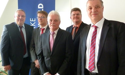 Matthias Lorenz (Samtgemeindebürgermeister Nord-Elm), Christian Seidenkranz (Geschäftsführer Stadtwerke Elm-Lappwald), Friedrich Rietz (Gemeindedirektor Mariental), Alexander Hoppe (Bürgermeister der Stadt Königslutter am Elm) und Marcus Diekmann (Geschäftsführer Stadtwerke Elm-Lappwald)
Foto: Stadtwerke Elm-Lappwald