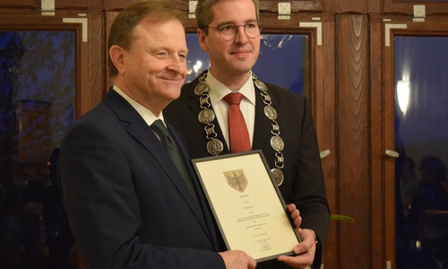 Dr. Oliver Junk überreicht Ivan Kůs die Urkunde anlässlich der Verleihung der Ehrennadel. Foto: Stadt Goslar