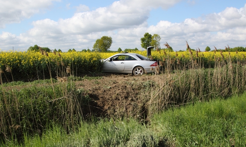 Aufgrund des nassen Bodens hatte das Abschleppfahrzeug Probleme das Auto vom Feld zu bergen. Fotos: Rudolf Karliczek