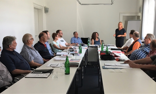 Die Landtagsabgeordnete Dunja Kreiser im Gespräch über Jugend-Prävention mit der SPD Kreistagsfraktion. Foto: SPD