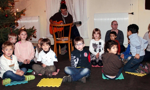 Die Kinder des Kindergartens Roklum sangen bei der Adventsfeier der Gemeinde. Foto: Bernd-Uwe Meyer