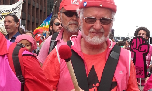 Alfred Hartung mit der Trommelgruppe bei der Demo in Hamburg. Foto: Anna Fuchs