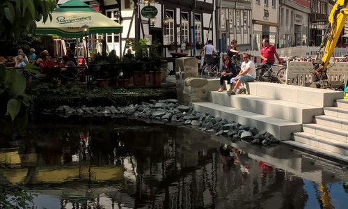 Während am Sonntag in der Wolfenbütteler Innenstadt das 4. Regionale Musikfest stattfand, verweilten schon einige Leute auf der neuen Oker-Treppe. Foto: Beate Zgonc