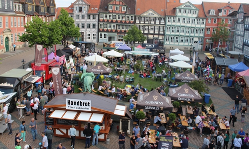 Auf dem Stadtmarkt ist das Zentrum des Streetfood-Festivals. Fotos: Alexander Dontscheff