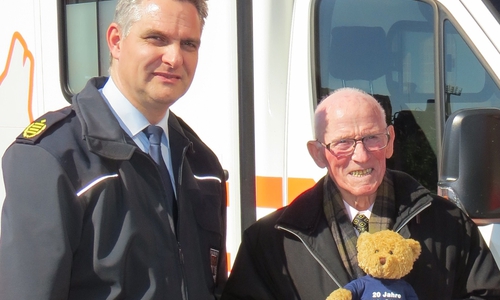 Manuel Stanke (Geschäftsbereichsleiter Brand- und Katastrophenschutz) und Teddy-Opa Rudolf Wöhl. Foto: Stadt Wolfsburg