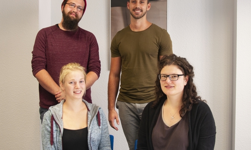 Von links: Nico Pahlke, Sophie Green, Philipp Thomsen und Denise Druschba wurden vom Studentenwerk zu BAföG-Coaches geschult und unterstützen nun andere Studierende. Foto: Studentenwerk OstNiedersachsen