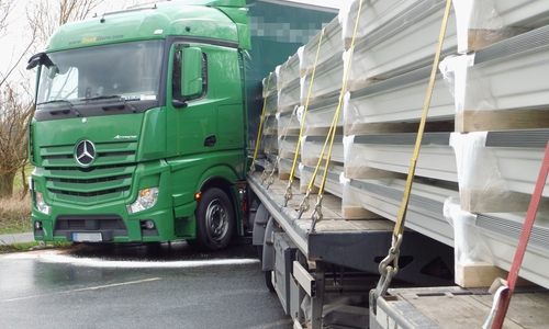 Die beiden LKW verkeilten sich ineinander. Fotos: FW/Rudolf Karliczek