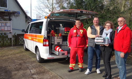 Sören Böttcher (von links), stellverstretender Leiter Einsatz, Kai-Uwe Kinzel, 2. Vorsitzender, Sparkassensprecherin Alexa von der Brelje und Schatzmeister Werner Jacobs mit den neuen Materialien der DLRG Wolfsburg. Foto: SPK 