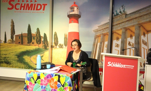 Kea Martina Schwarzfeld drückt ihre Liebe zu Hawaii auf der Ukulele aus. Foto: Nino Milizia