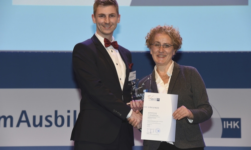  Jan-Hendrik Schmidt, Bundesbester Industriemechaniker, und Heike Kummer, Vorsitzende des DIHK-Bildungsausschusses.