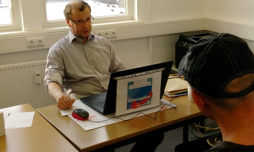 AfD Fraktionsvorsitzenden Stefan Marzischewski-Dreweshörte bei der Sprechstunde. Foto: AfD 