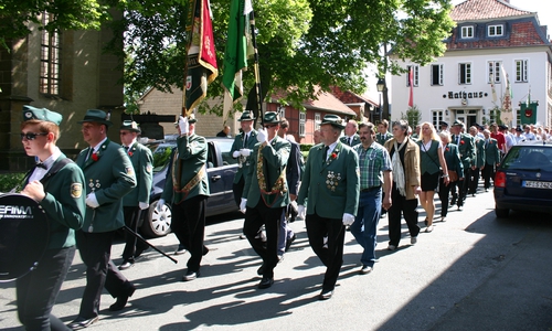  Der Umzug zog durch die Stadt.
