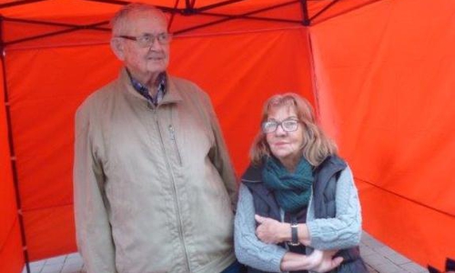 Hartmut  Schulz und Claudia Rothberger laden ein ins Sozialcafé. Foto: Die Linke